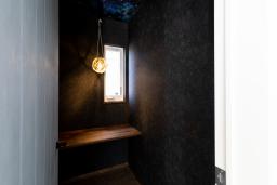 ダークカラーでまとめ落ち着く趣味室に。