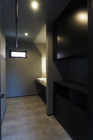 たっぷりの収納に広々洗面台を隣接